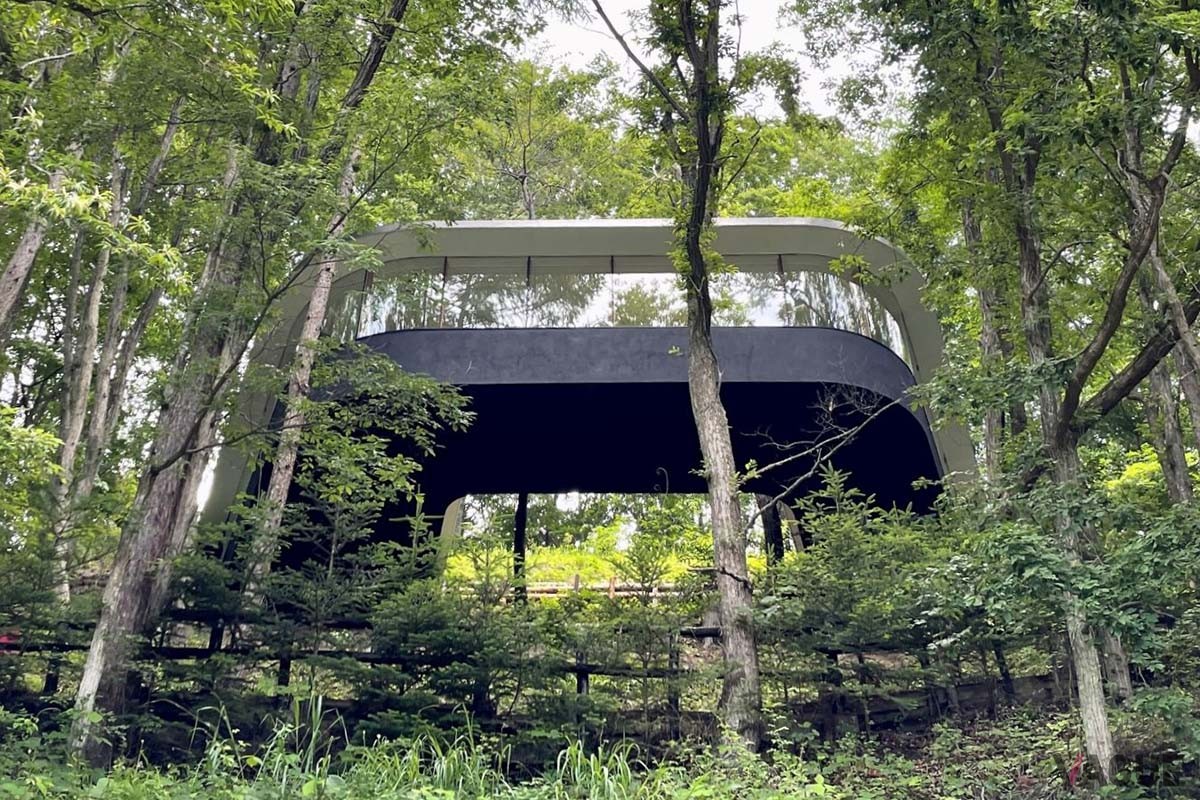 回廊型の建物の中にベッドルーム、バスルーム、ダイニングキッチン、パノラマの絶景を楽しめるリビングを配置したユニークな設計が魅力的な一棟貸しの宿「廊の家」