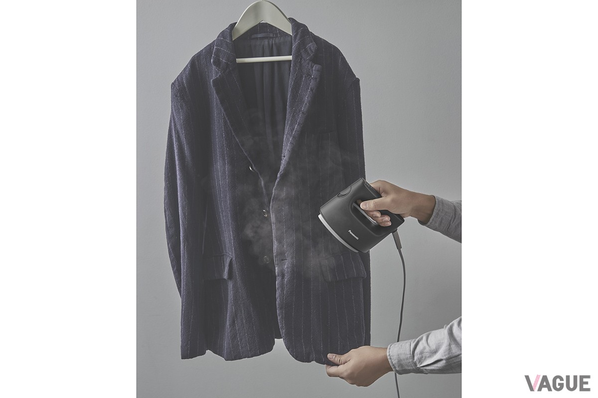 最上位機種「NI-FS790」は1分間当たりに噴射できるスチーム量が15gへと増加。衣類をハンガーにかけたまま、より短時間でシワを伸ばせる