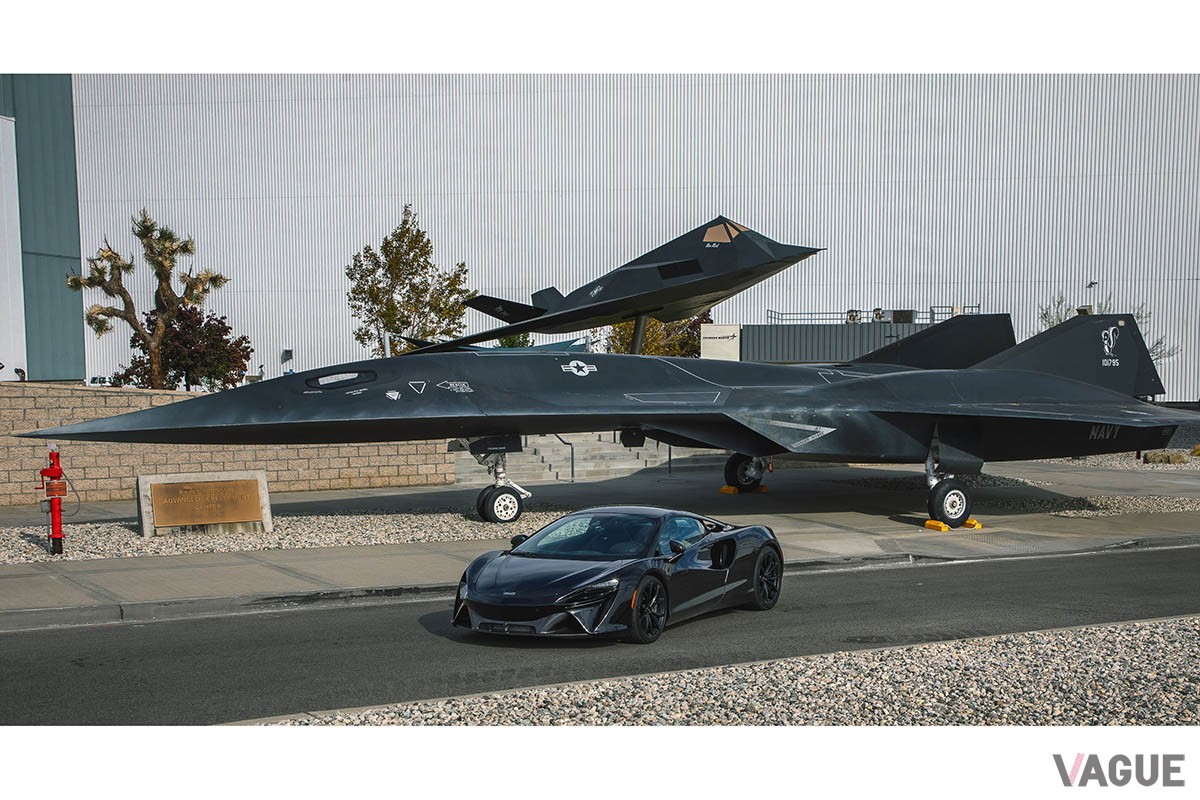 特別展示では映画『トップガン』に登場した超音速機「ダークスター」が飾られた