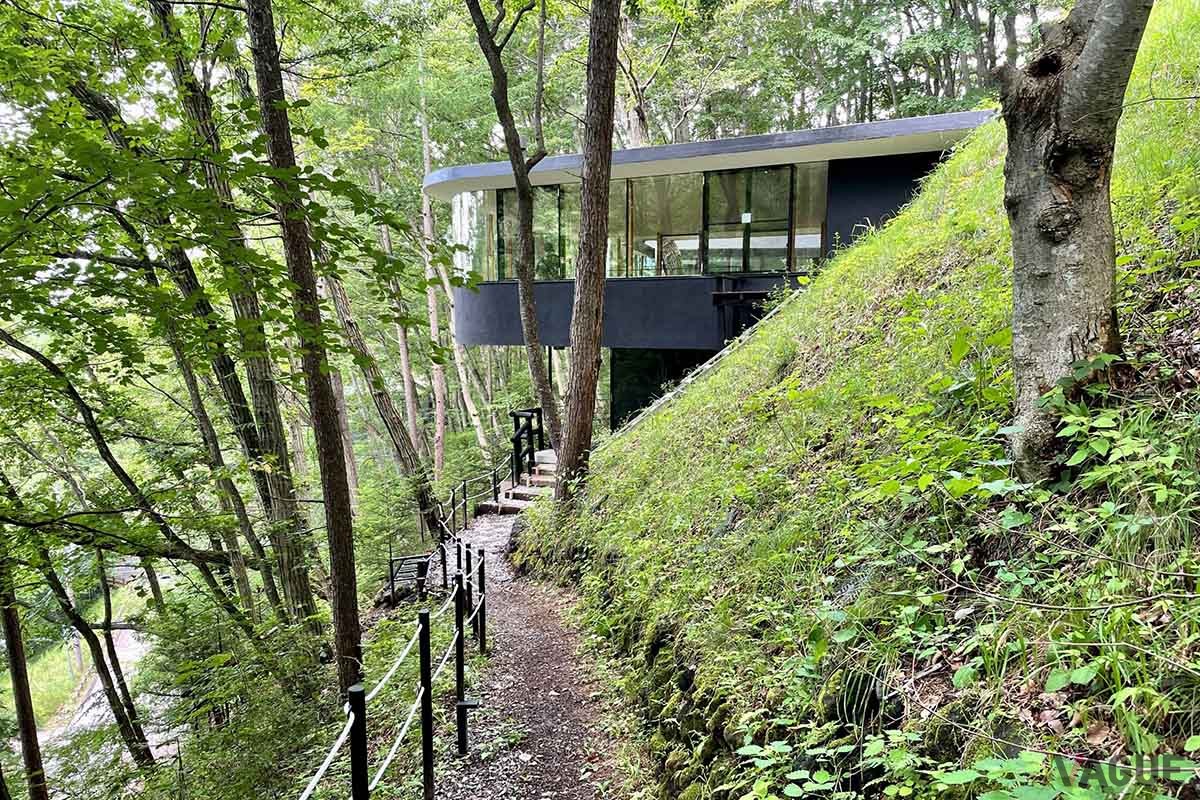 回廊型の建物の中にベッドルーム、バスルーム、ダイニングキッチン、パノラマの絶景を楽しめるリビングを配置したユニークな設計が魅力的な一棟貸しの宿「廊の家」