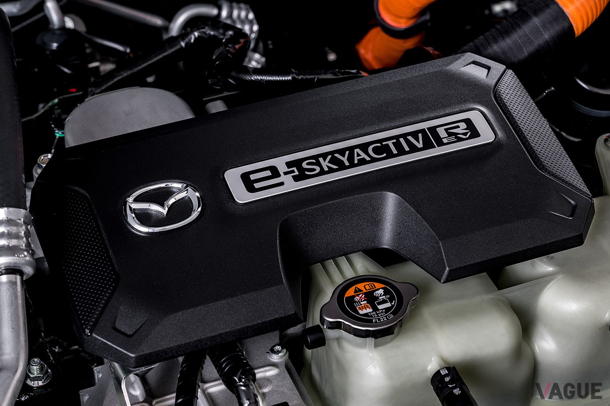 「MX-30 eスカイアクティブ R-EV」は、ロータリーエンジンを発電機に使ったシリーズ式ハイブリッドを核とするプラグインハイブリッドモデル