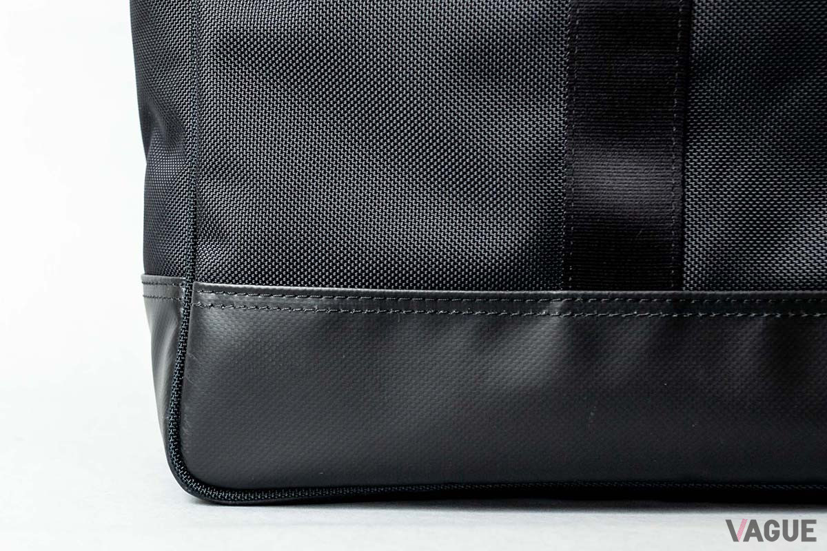 本体素材は、糸の太さが1680デニールで、裏にポリウレタンコーティングを施したコーデュラバリスティックナイロン。さらに底面には、防水素材のターポリンを使用する
