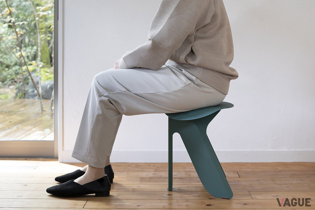 「SUITE STOOL」は素材にスチールを採用することもあり、耐荷重は100kgと十分。大人がリラックスして座れる