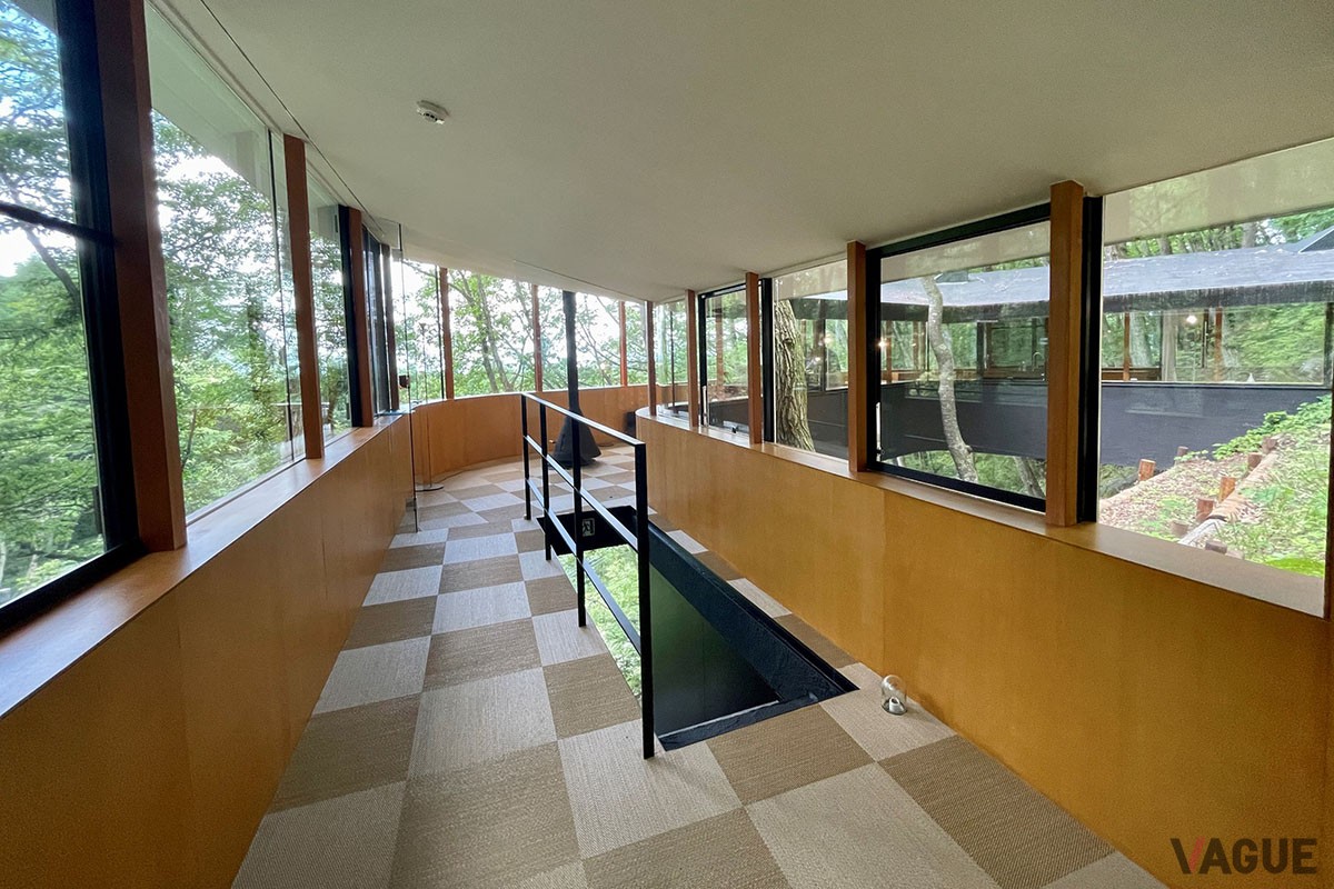 回廊型の建物の中にベッドルーム、バスルーム、ダイニングキッチン、パノラマの絶景を楽しめるリビングを配置したユニークな設計が魅力的な一棟貸しの宿「廊の家」