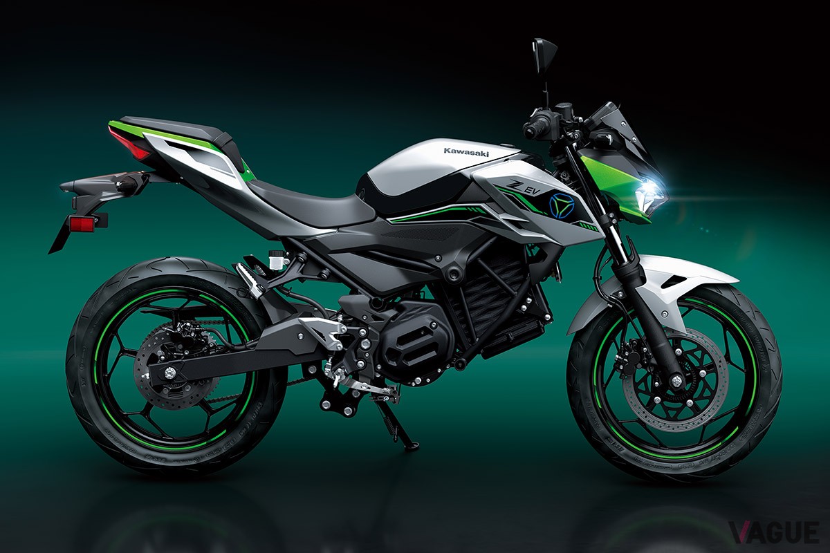EICMA2022でカワサキが公開した電動バイク。写真はネイキッドタイプで2023年の市販化を目指し開発中