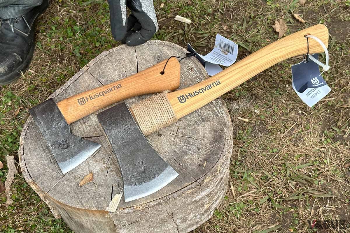 鋼鉄製ヘッドと、ヒッコリーのハンドルを採用するハスクバーナのハチェット。今回使用したハイキングハチェット（写真左）はブランド最小サイズながら、ハンドメイドの鍛造ヘッドを採用することで快適な使用感と長く使える耐久性を実現しています