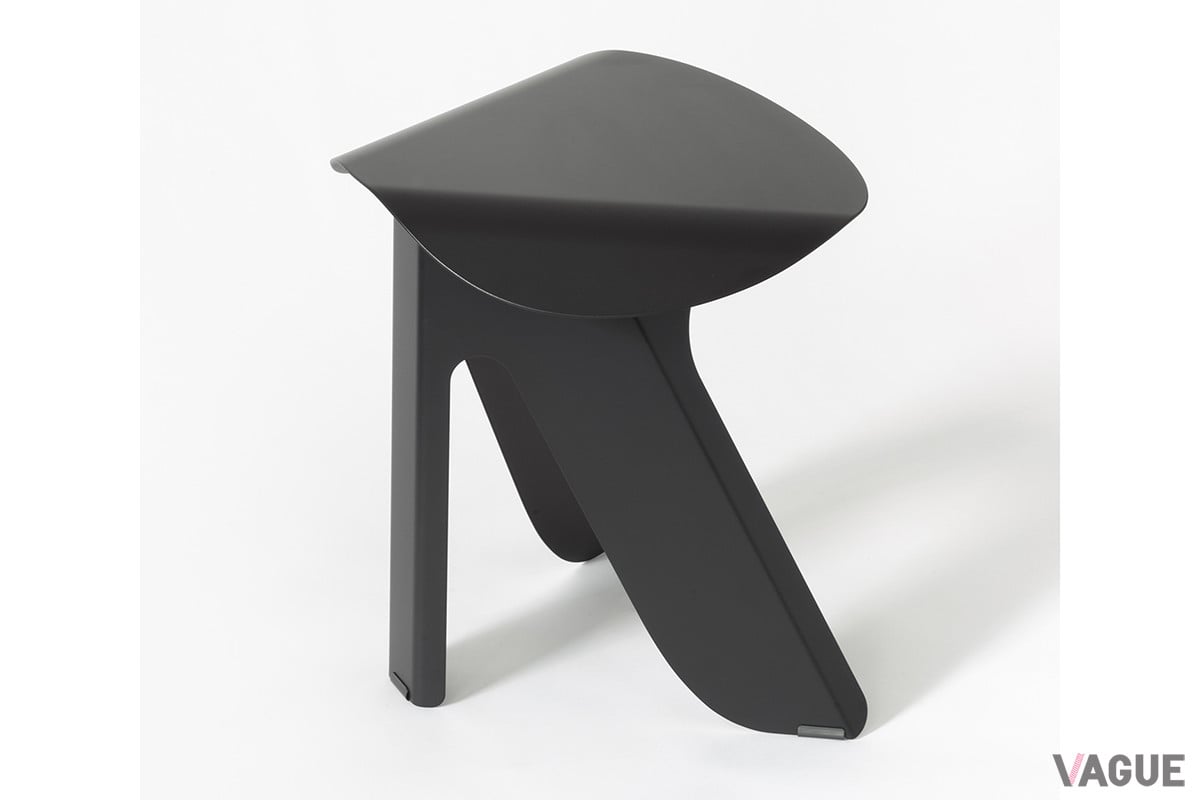 「SUITE STOOL」のカラーは、空間に彩りを添える全4色。写真はブラック