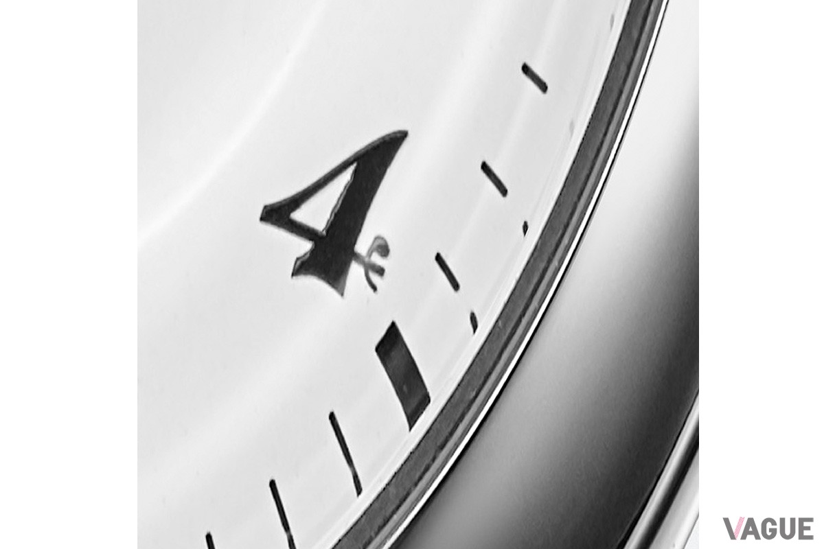 ダイヤルのアラビア数字も、初代の書体を忠実に再現。特徴的な「4」の意匠も表現されています