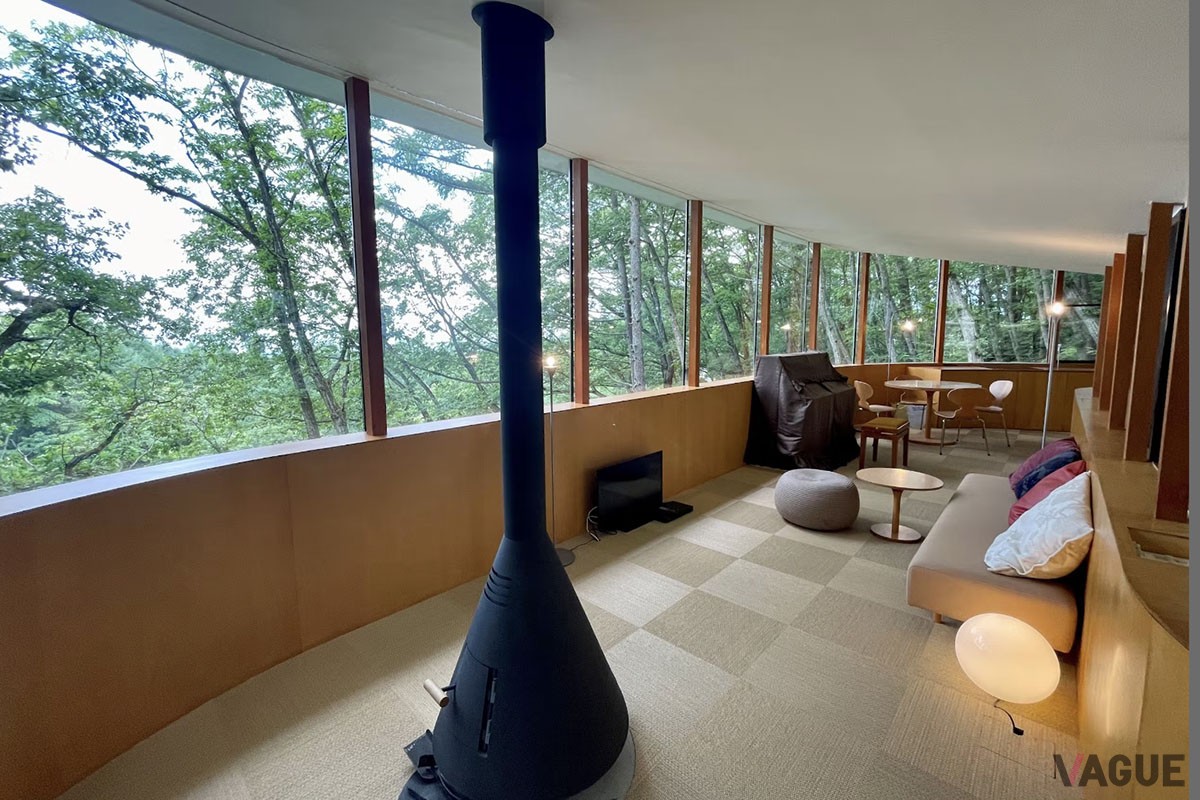 回廊型の建物の中にベッドルーム、バスルーム、ダイニングキッチン、パノラマの絶景を楽しめるリビングを配置したユニークな設計が魅力的な一棟貸しの宿「廊の家」