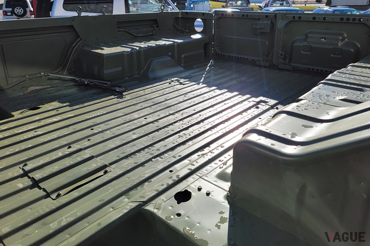 人員輸送用車両の場合、向かい合わせのベンチシートが備わる（C）Northeast Auto Imports