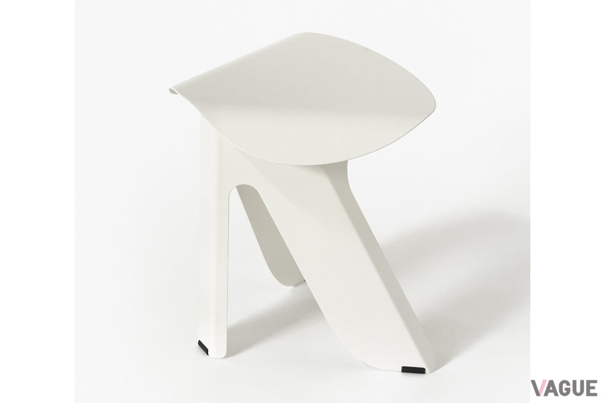 写真の「SUITE STOOL」のカラーはクリームホワイト