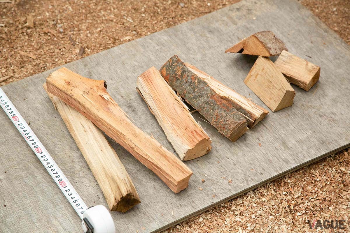 左から約35cmのフルサイズ、25cmほどのミニ薪、10ｃｍほどのコロ薪。薪の専門店なら、使う焚火台に合わせて選ぶことができます