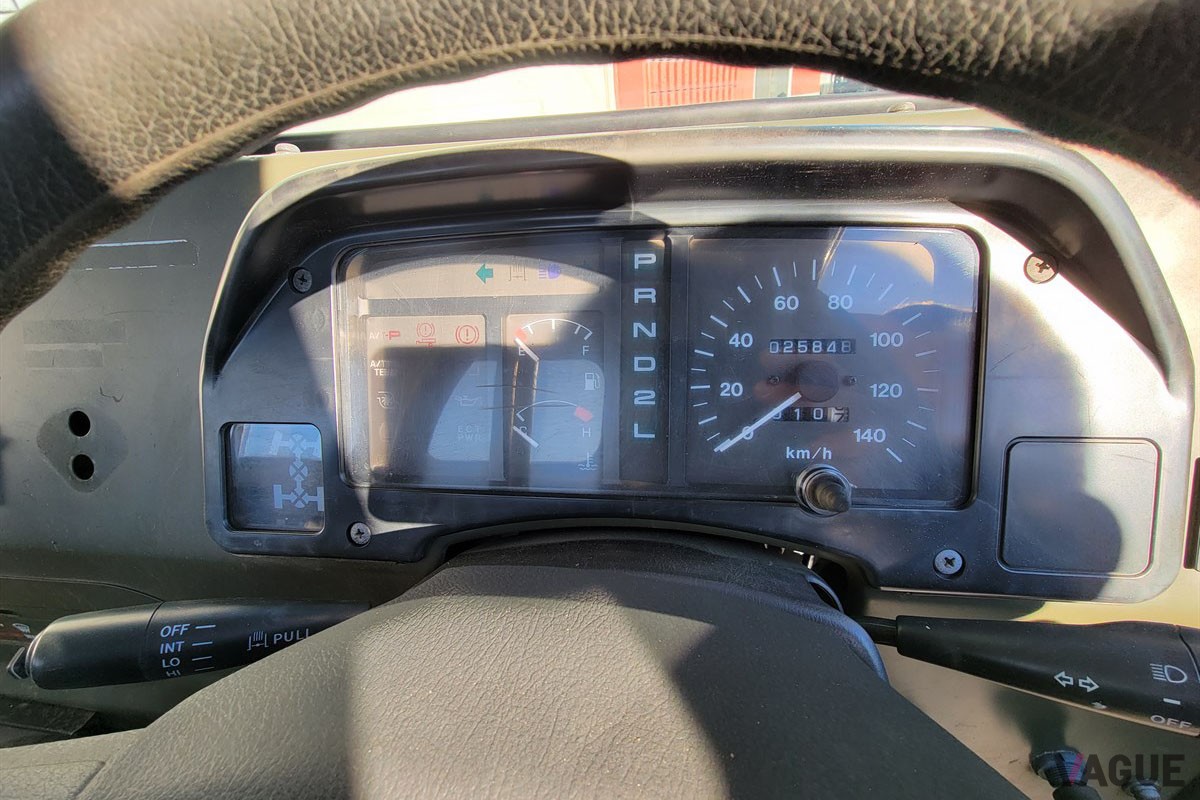 元が軍用車両だけにメーター回りはシンプル（C）Northeast Auto Imports