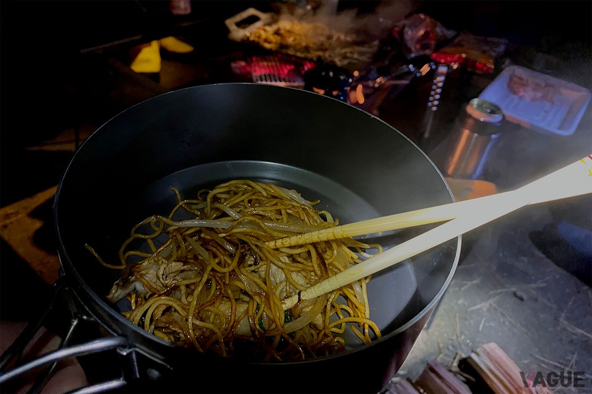 キャンプでディナーが楽しめるのはヘッドライトのおかげ。ヘッドライトを忘れて新月の暗闇で食事をしたことがありますが、不思議なほど味がしませんでした。二度とごめんです