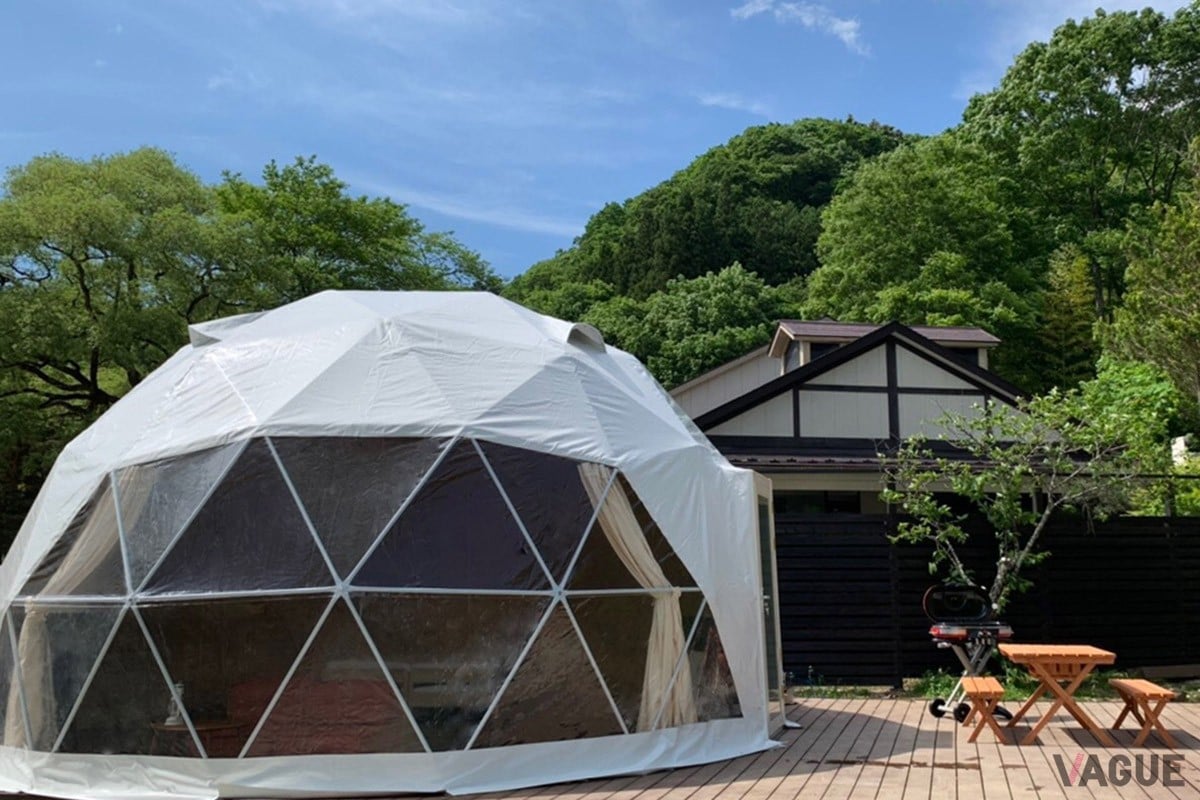 清流と自然に囲まれた温泉旅館内にあり、源泉かけ流しの温泉と栃木グルメを心ゆくまで堪能できる新グランピング施設「glampark 赤沢温泉」