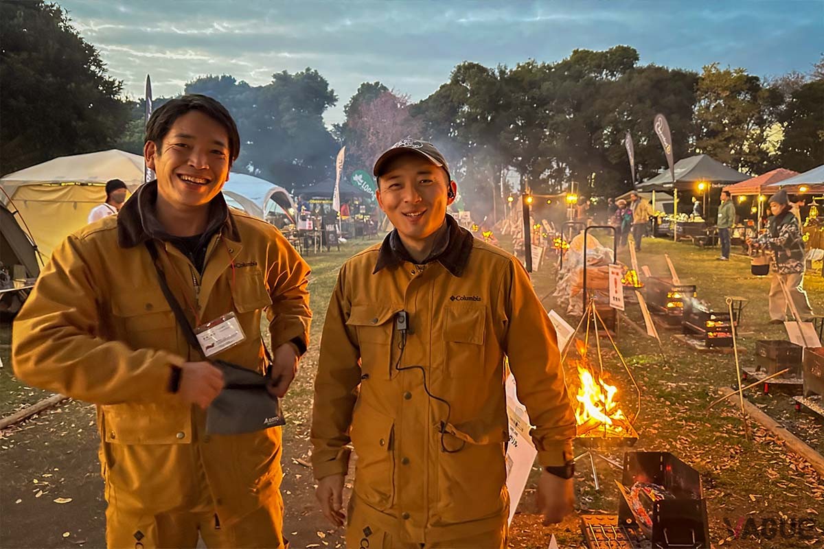 お話を伺ったのは、若洲アウトドアセンターのマネージャー・金丸隼士さん（写真左）。油壷アウトドアセンターのマネージャー・大和泰基さん（写真右）とともに、焚火クラブのメインプログラム「試焚火」をオーガナイズした