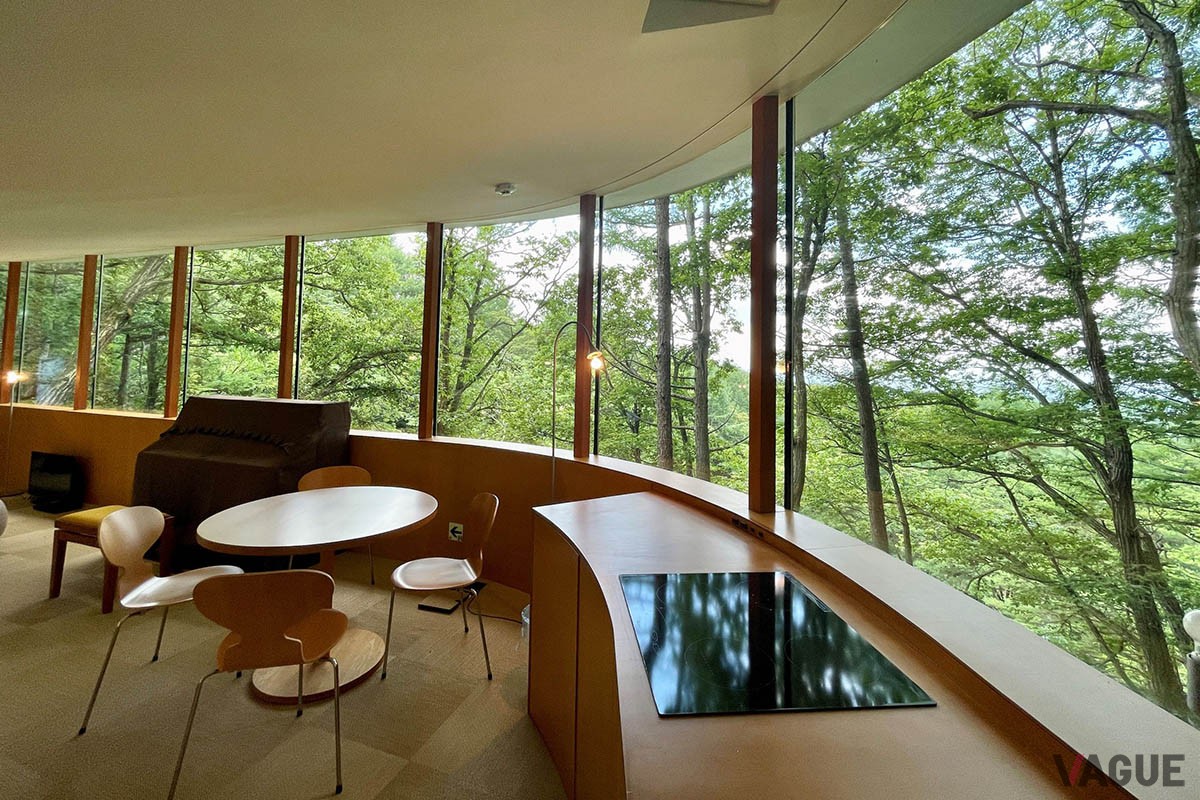 回廊型の建物の中にベッドルーム、バスルーム、ダイニングキッチン、パノラマの絶景を楽しめるリビングを配置したユニークな設計が魅力的な一棟貸しの宿「廊の家」
