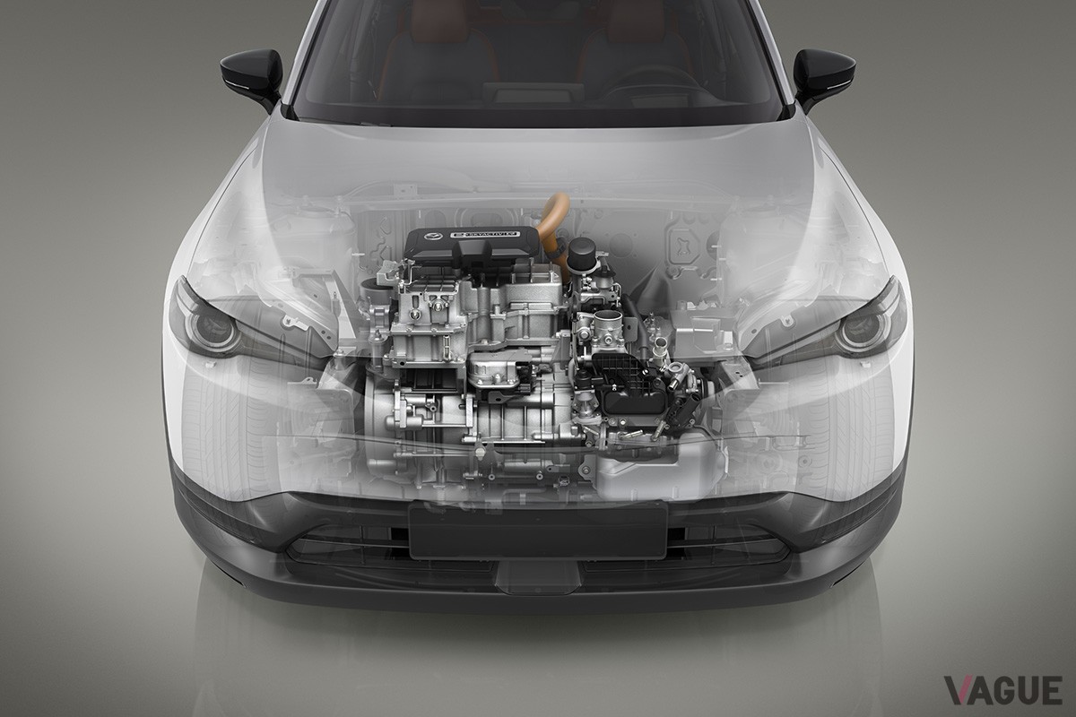 「MX-30 eスカイアクティブ R-EV」は、ロータリーエンジンを発電機に使ったシリーズ式ハイブリッドを核とするプラグインハイブリッドモデル
