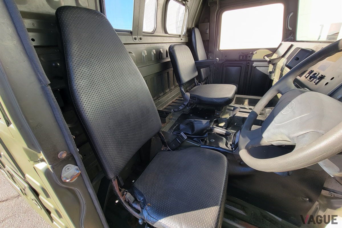 内張りなどがまったくないシンプルな室内（C）Northeast Auto Imports