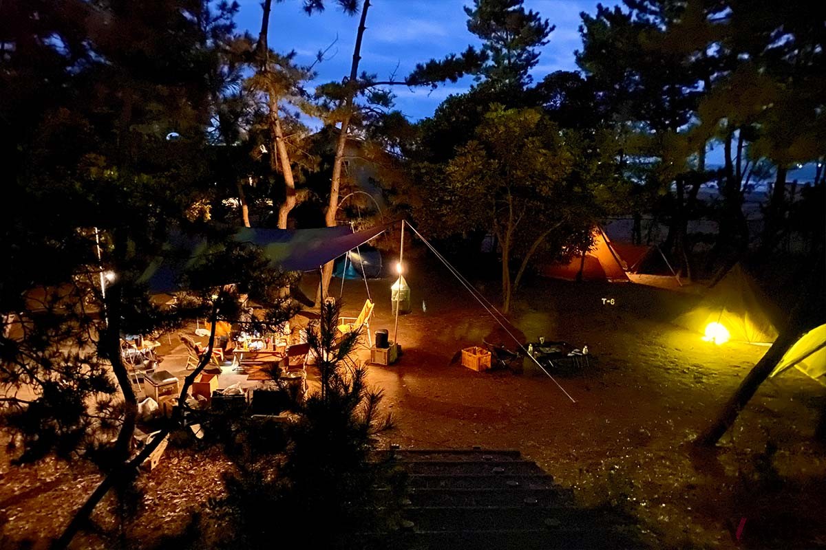 街灯のないキャンプ場は、夕方ともなればライトなしでは活動は難しい。デイキャンプのつもりでも灯火類は確実に用意したいもの