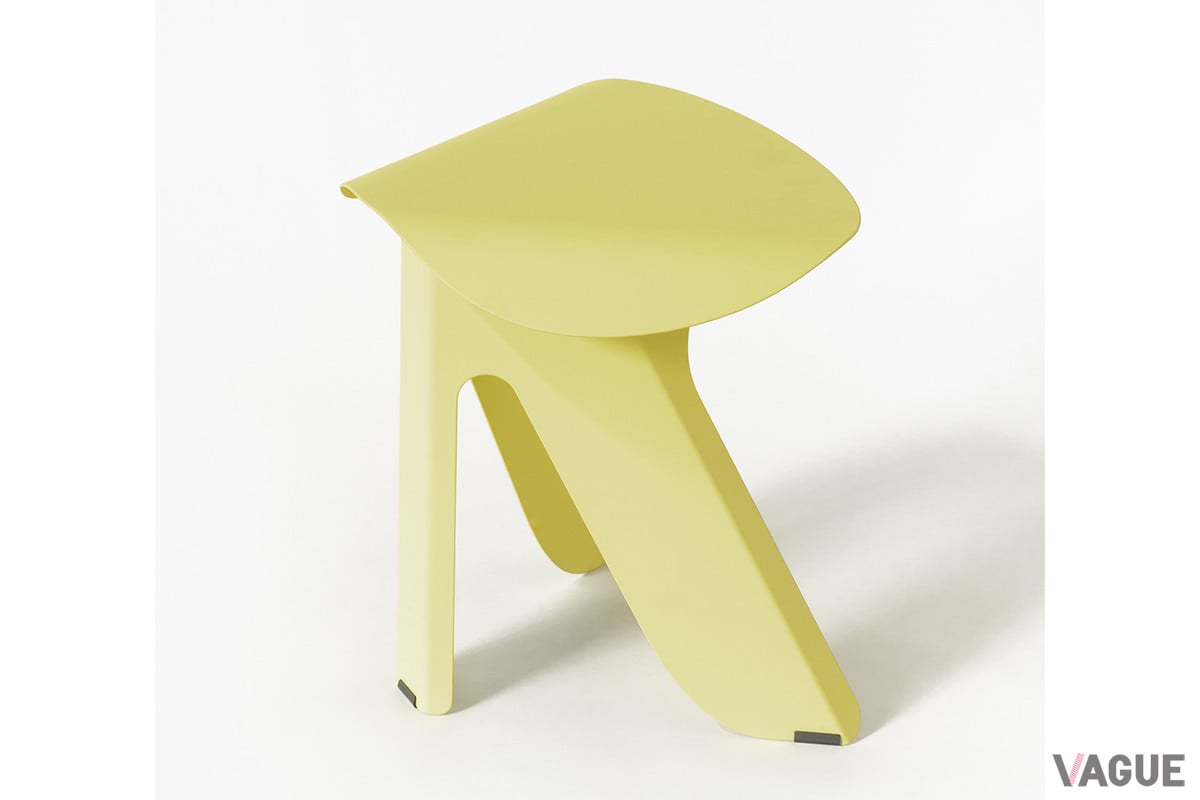 写真の「SUITE STOOL」のカラーはレモンイエロー