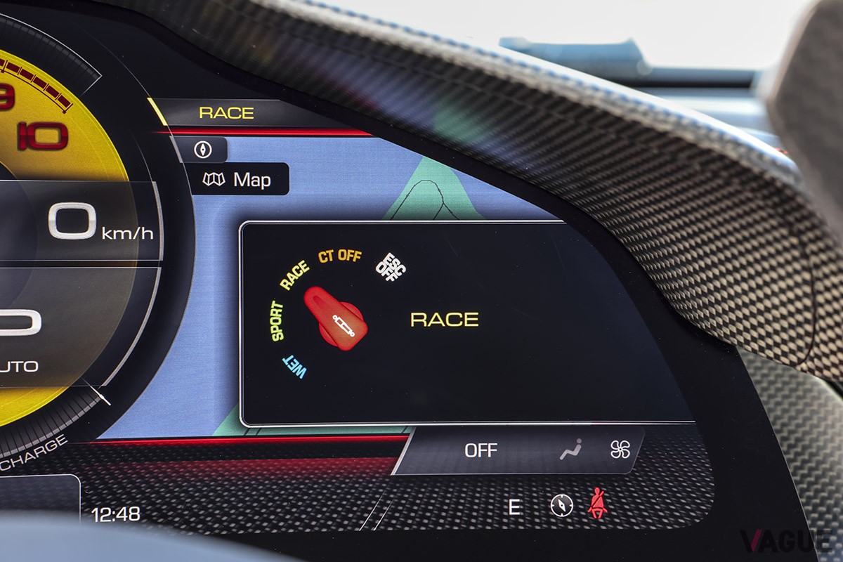 「WET」「SPORT」「RACE」など走行モードを選択できるマネッティーノを装備。コントローラーはステアリングに備わる