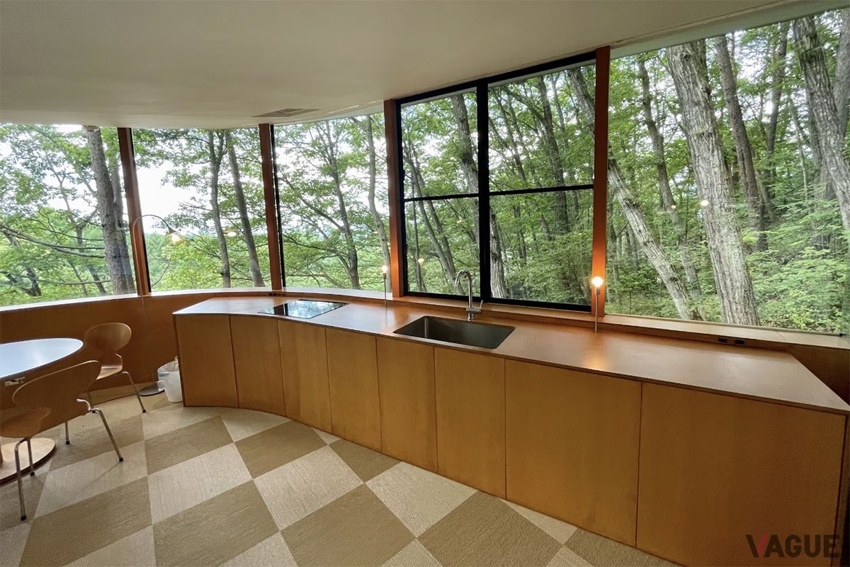回廊型の建物の中にベッドルーム、バスルーム、ダイニングキッチン、パノラマの絶景を楽しめるリビングを配置したユニークな設計が魅力的な一棟貸しの宿「廊の家」