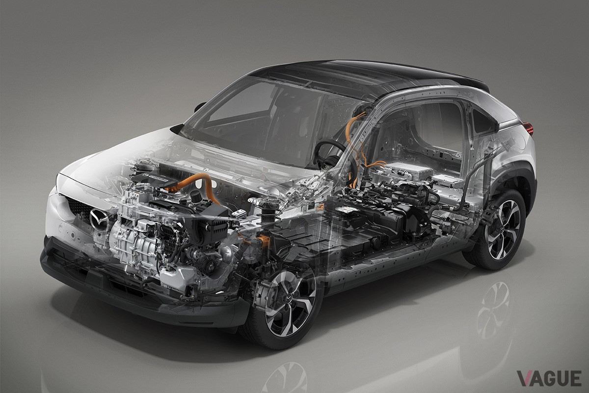 「MX-30 eスカイアクティブ R-EV」は、ロータリーエンジンを発電機に使ったシリーズ式ハイブリッドを核とするプラグインハイブリッドモデル