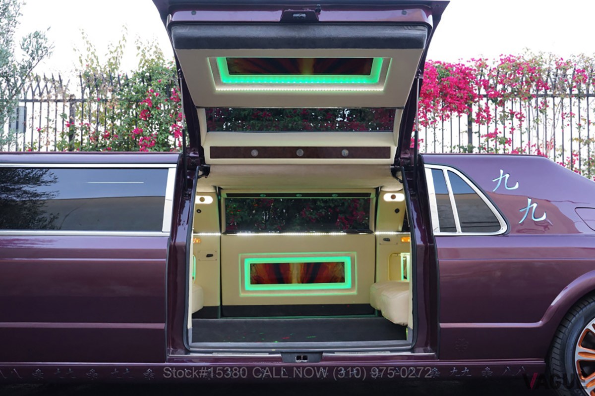 ガルウイングドアのライティングはカラーの変更が可能（C）Beverly Hills Car Club