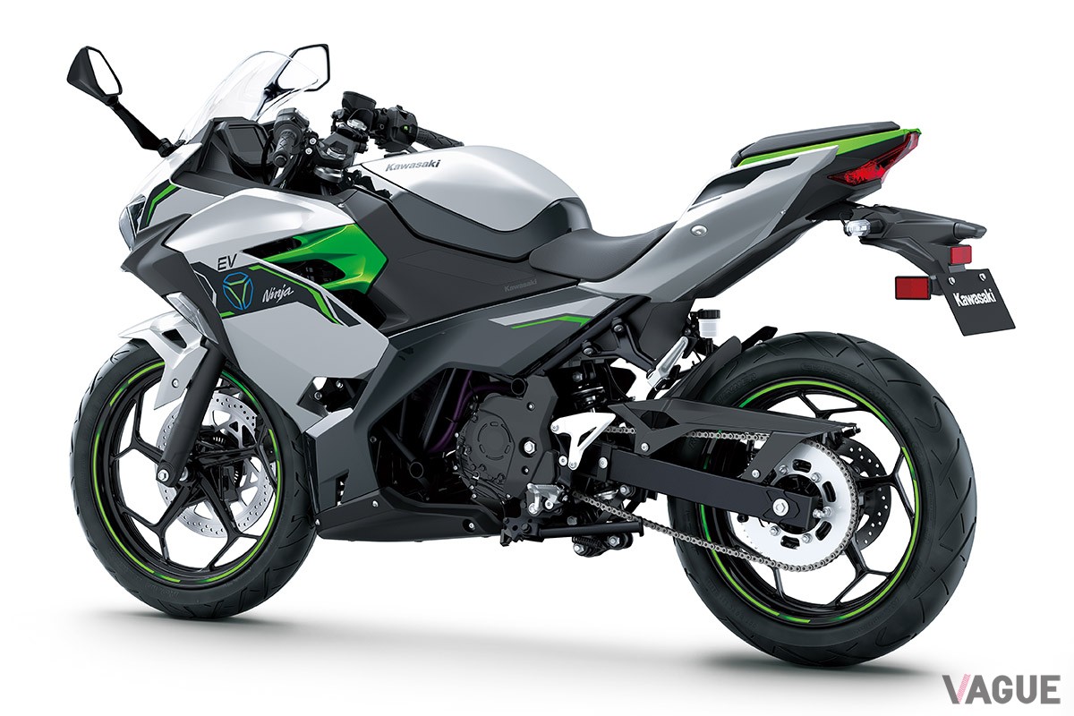 EICMA2022でカワサキが公開した電動バイク。写真はフルカウルをまとったモデルで2023年の市販化を目指し開発中