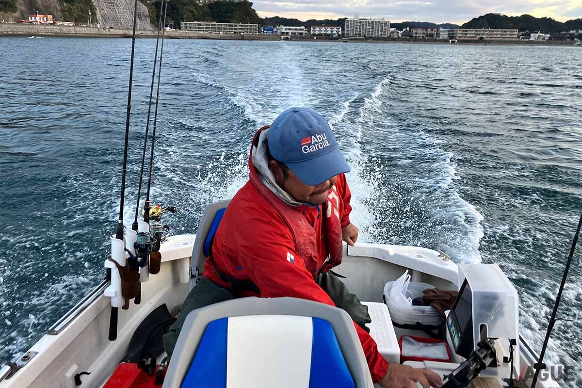 魚探とiPadを確認しながら、流し始めるポイントを絞り込みます。流し始めたら風と潮流でどのように流れるかを軌跡で確認して、徐々に攻めたい場所と流したいラインの角度をアジャストしていきます。
