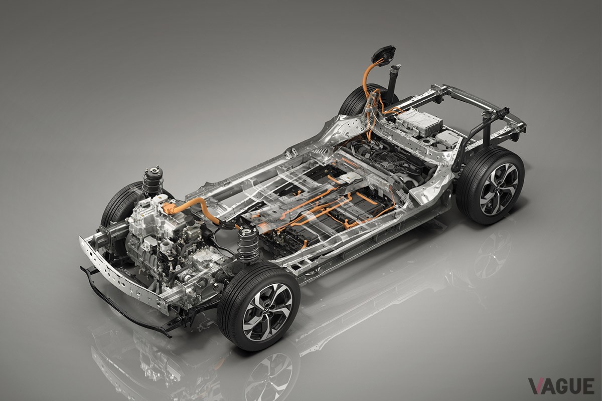 「MX-30 eスカイアクティブ R-EV」は、ロータリーエンジンを発電機に使ったシリーズ式ハイブリッドを核とするプラグインハイブリッドモデル