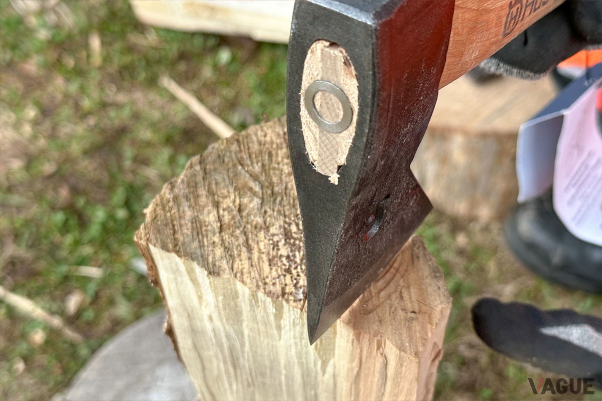 半割りだけでなく、自分の欲しい薪のサイズに合わせた位置で割りやすいのもバトニングのメリット