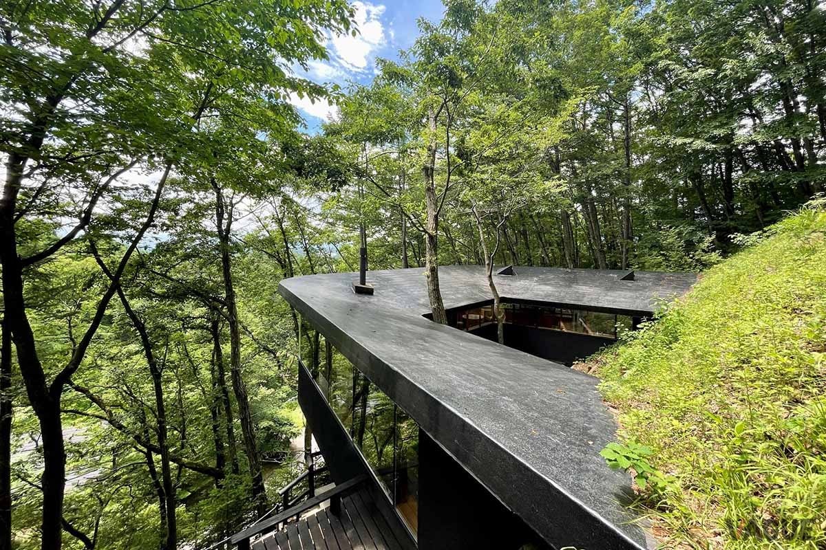 回廊型の建物の中にベッドルーム、バスルーム、ダイニングキッチン、パノラマの絶景を楽しめるリビングを配置したユニークな設計が魅力的な一棟貸しの宿「廊の家」
