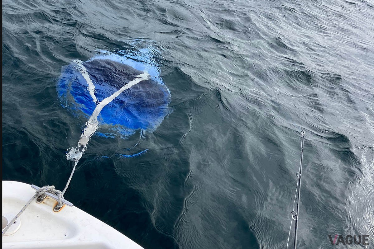 パラシュートアンカーは、ドテラ流しの必須アイテム。風が強くて流れるのが早い時に、水中で広がったパラシュートが水の抵抗を増やし、ブレーキをかけてくれるので、流すスピードの速度調整ができます。