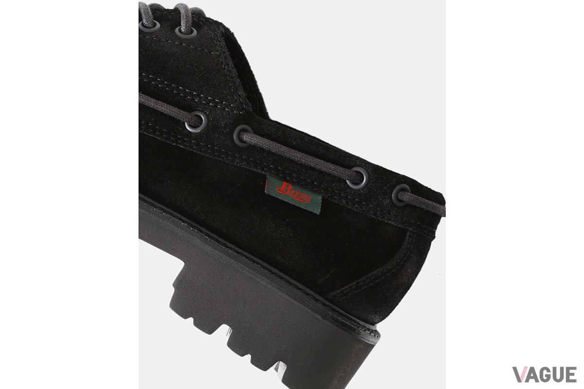 デッキシューズのような履き口を囲むシューレースが特徴。また、ロウ引きのコットンレースに変えることでスニーカー感をアップ