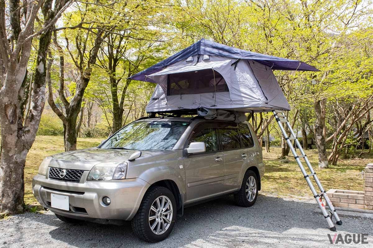 車の屋根で寝泊まりする「ルーフトップテント」は便利か不便か？ 1年