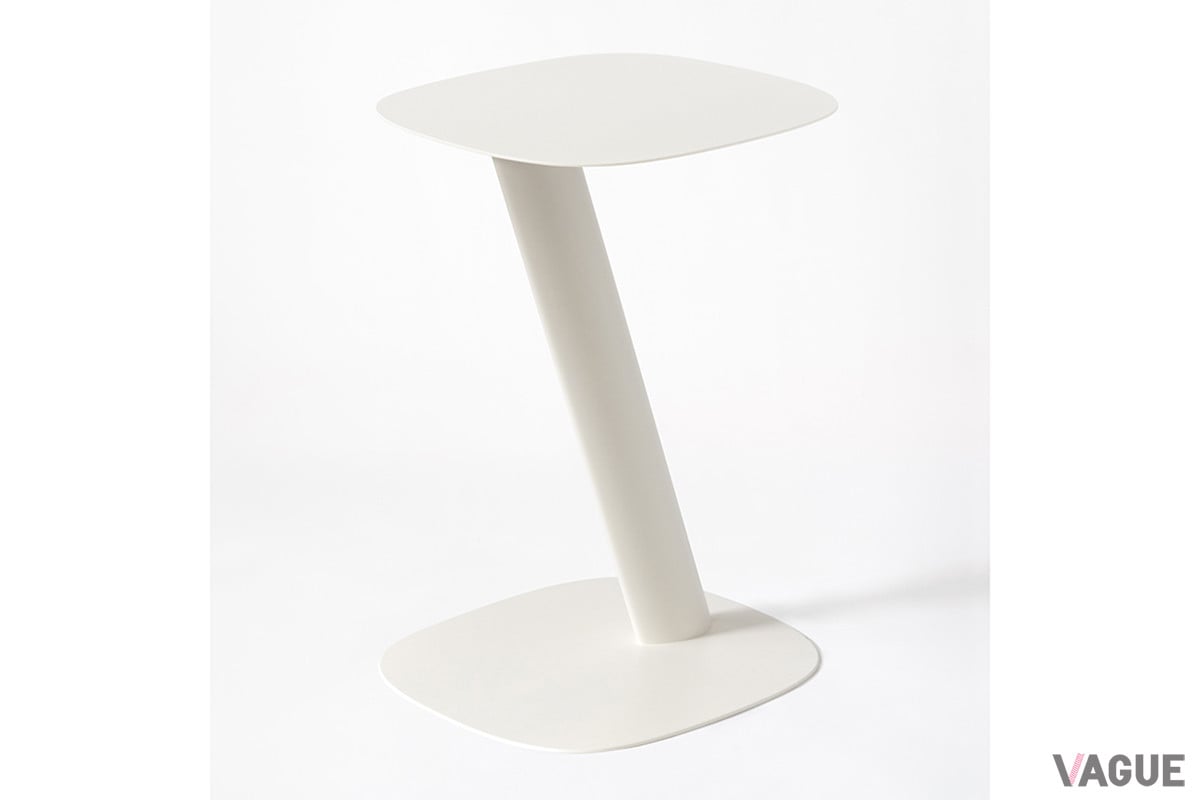 写真の「SUITE TABLE」のカラーはクリームホワイト
