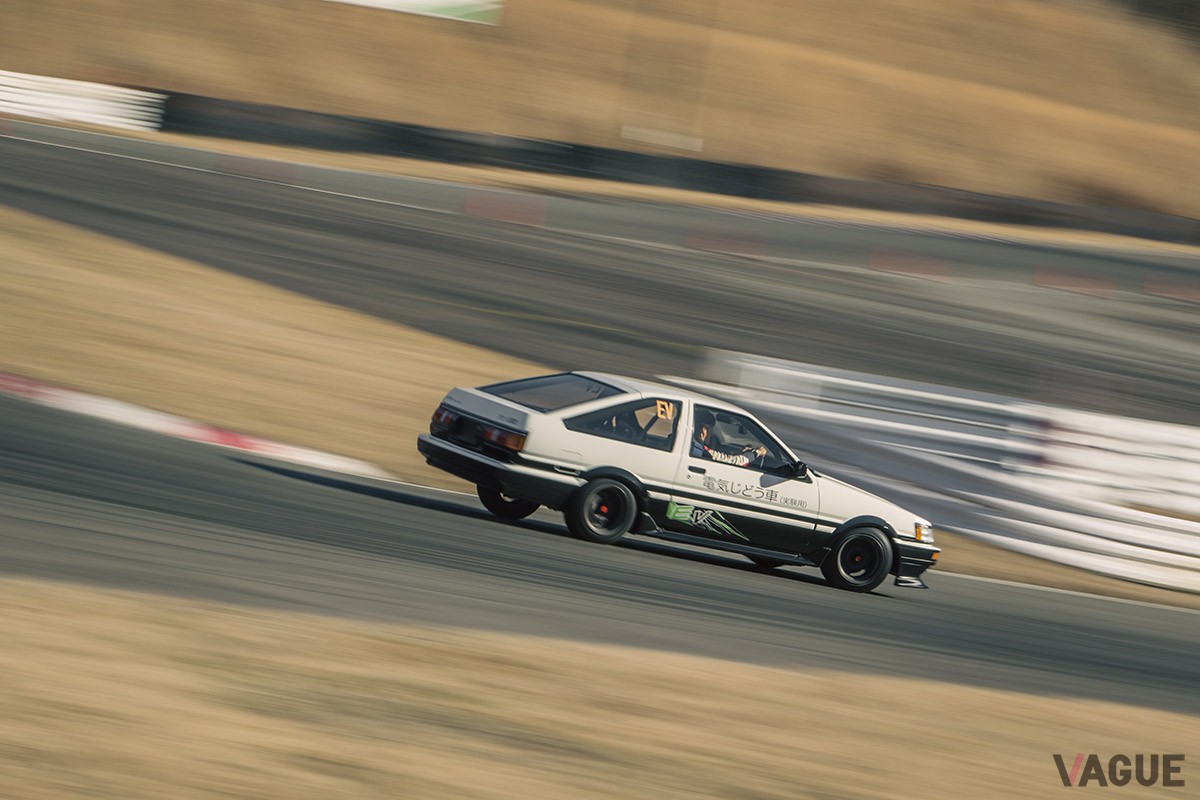 「東京オートサロン2023」のGRブースを飾ったAE86型「カローラ レビン」はEVにコンバートされたモデル。MT搭載で華麗なドリフト走行も決まる未来型のAE86だ