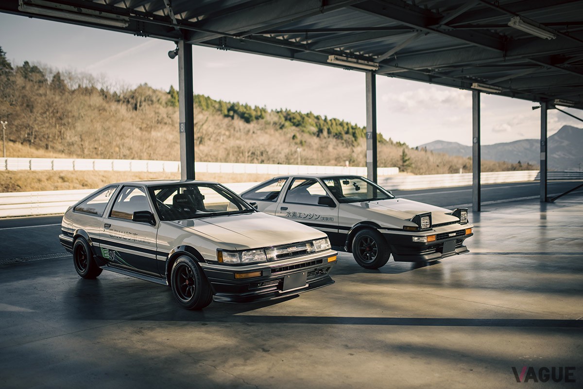 「東京オートサロン2023」のGRブースを飾った2台のAE86。「スプリンター トレノ」は水素エンジン搭載車、「カローラ レビン」はEVにコンバートされたモデルだ