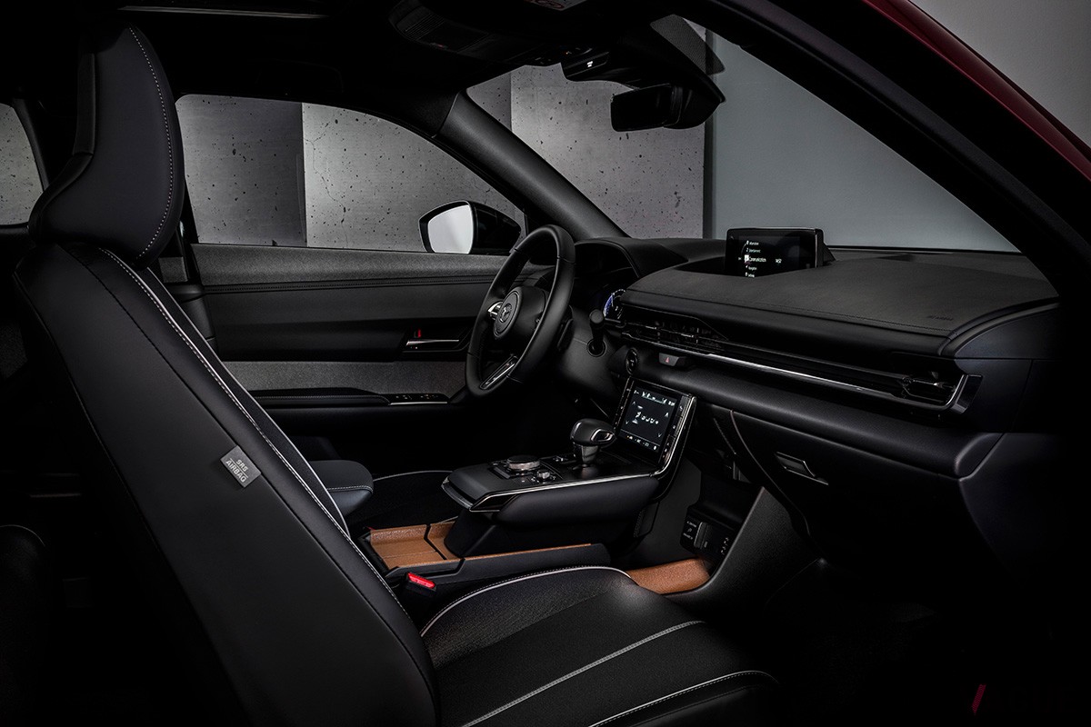 「MX-30 eスカイアクティブ R-EV」の特別仕様車「エディションR」