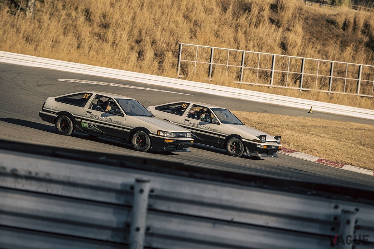 「東京オートサロン2023」のGRブースを飾った2台のAE86。「スプリンター トレノ」は水素エンジン搭載車、「カローラ レビン」はEVにコンバートされたモデルだ