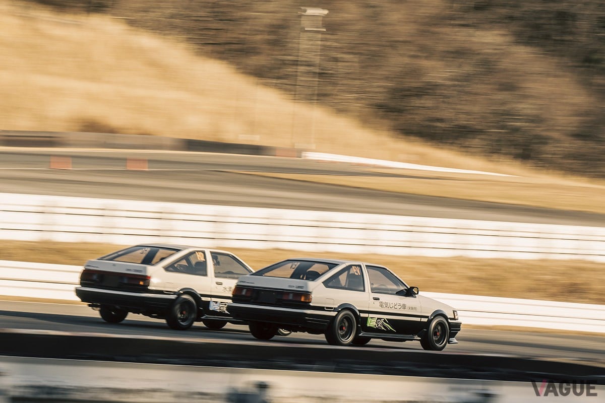 「東京オートサロン2023」のGRブースを飾った2台のAE86。「スプリンター トレノ」は水素エンジン搭載車、「カローラ レビン」はEVにコンバートされたモデルだ