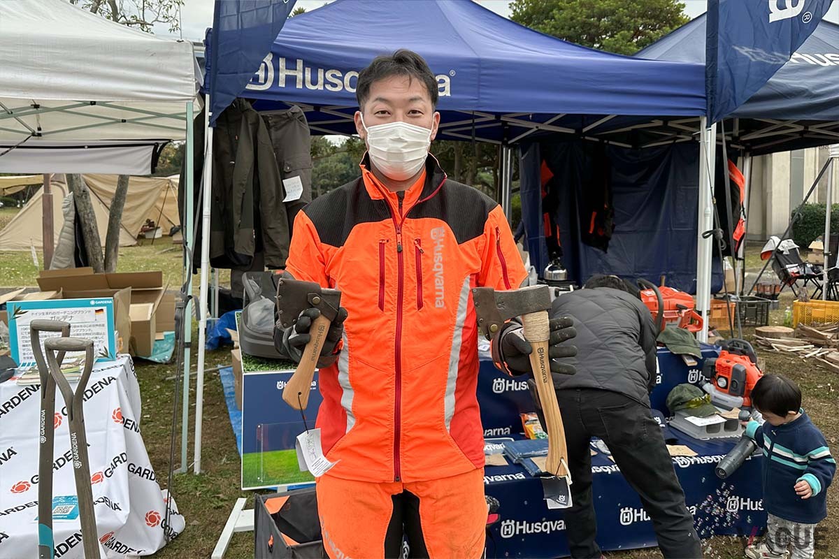 ハチェットを使った薪割りを伝授してくれたのは、ハスクバーナ・ゼノアの黒澤宜史さん
