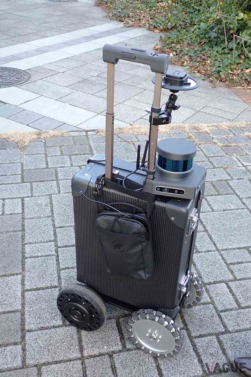 視覚障害者を目的地まで自動で誘導するスーツケース型のロボット「AIスーツケース」