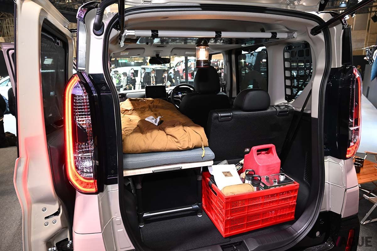 三菱新型「デリカミニ」のインテリア。シングルベッドキットで車中泊も可能