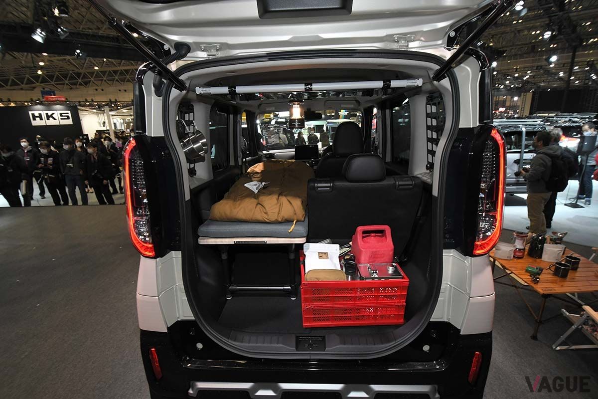 三菱新型「デリカミニ×コールマン」。コールマンとコラボレーションしたカスタムカーだ