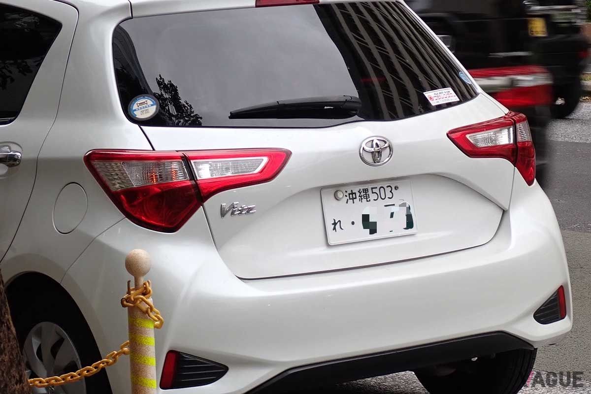 沖縄のレンタカーのナンバープレート。全国的には珍しい「れ」ナンバーが使われている