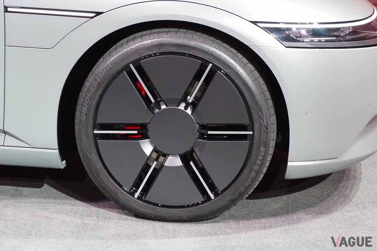  タイヤはフロントが245/40R21、リアが275/35R21。大型ホイールを組み合わせた