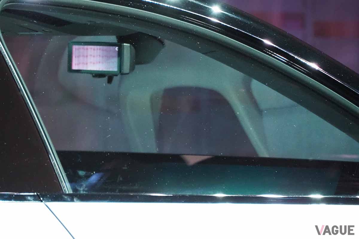 両サイドミラーに加えて、ルームミラーも電子化されていた